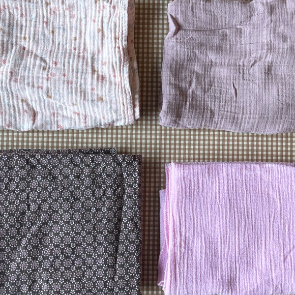 Set of 4 lightweight 100% cotton baby blankets. - Picture 2 of 16